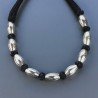 Collana girocollo di seta indiana nera con ottone argentato riso liscio 12x21 mm