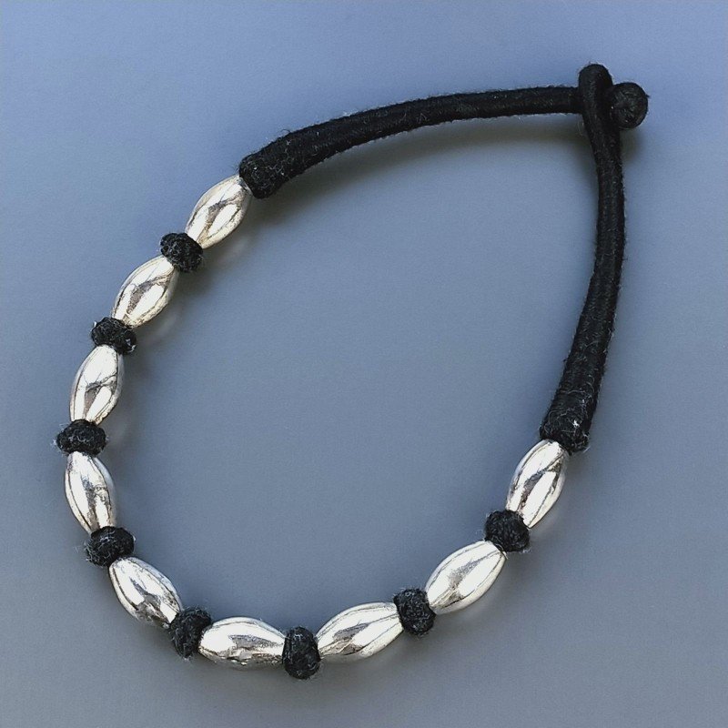 Collana girocollo di seta indiana nera con ottone argentato riso liscio 12x21 mm Collana girocollo di seta indiana nera con ottone argentato riso liscio 12x21 mm
