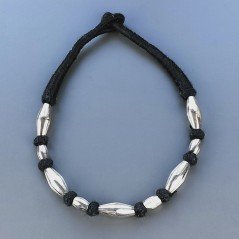 Collana girocollo di seta indiana nera con ottone argentato rombo e barilotto liscio 12x21 mm