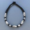 Collana girocollo di seta indiana nera con ottone argentato rombo e barilotto liscio 12x21 mm