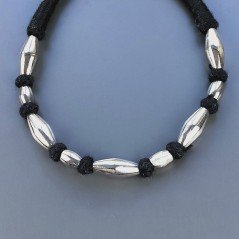 Collana girocollo di seta indiana nera con ottone argentato rombo e barilotto liscio 12x21 mm