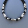 Collana girocollo di seta indiana nera con ottone argentato rombo e barilotto liscio 12x21 mm