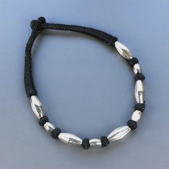 Collana girocollo di seta indiana nera con ottone argentato rombo e barilotto liscio 12x21 mm