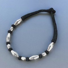 Collana girocollo di seta indiana nera con ottone argentato rombo e barilotto liscio 12x21 mm