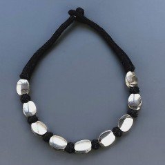 Collana girocollo di seta indiana nera con ottone argentato ovale piatto liscio 15x18 mm