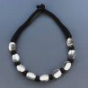 Collana girocollo di seta indiana nera con ottone argentato ovale piatto liscio 15x18 mm