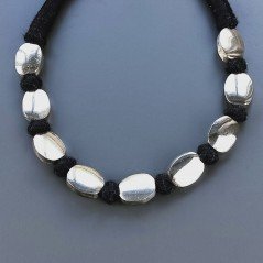Collana girocollo di seta indiana nera con ottone argentato ovale piatto liscio 15x18 mm