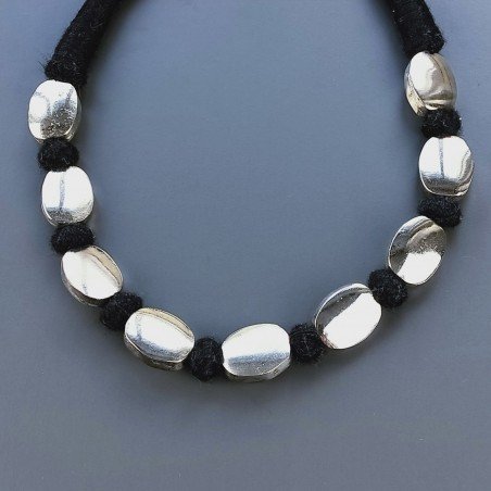 Collana girocollo di seta indiana nera con ottone argentato ovale piatto liscio 15x18 mm