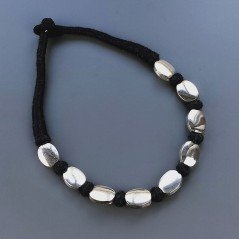 Collana girocollo di seta indiana nera con ottone argentato ovale piatto liscio 15x18 mm