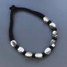 Collana girocollo di seta indiana nera con ottone argentato ovale piatto liscio 15x18 mm