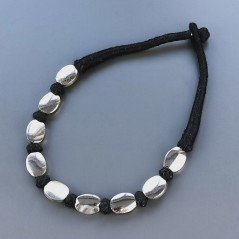 Collana girocollo di seta indiana nera con ottone argentato ovale piatto liscio 15x18 mm