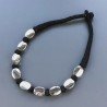 Collana girocollo di seta indiana nera con ottone argentato ovale piatto liscio 15x18 mm