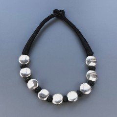 Collana girocollo di seta indiana nera con ottone argentato tondo liscio piatto 20 mm