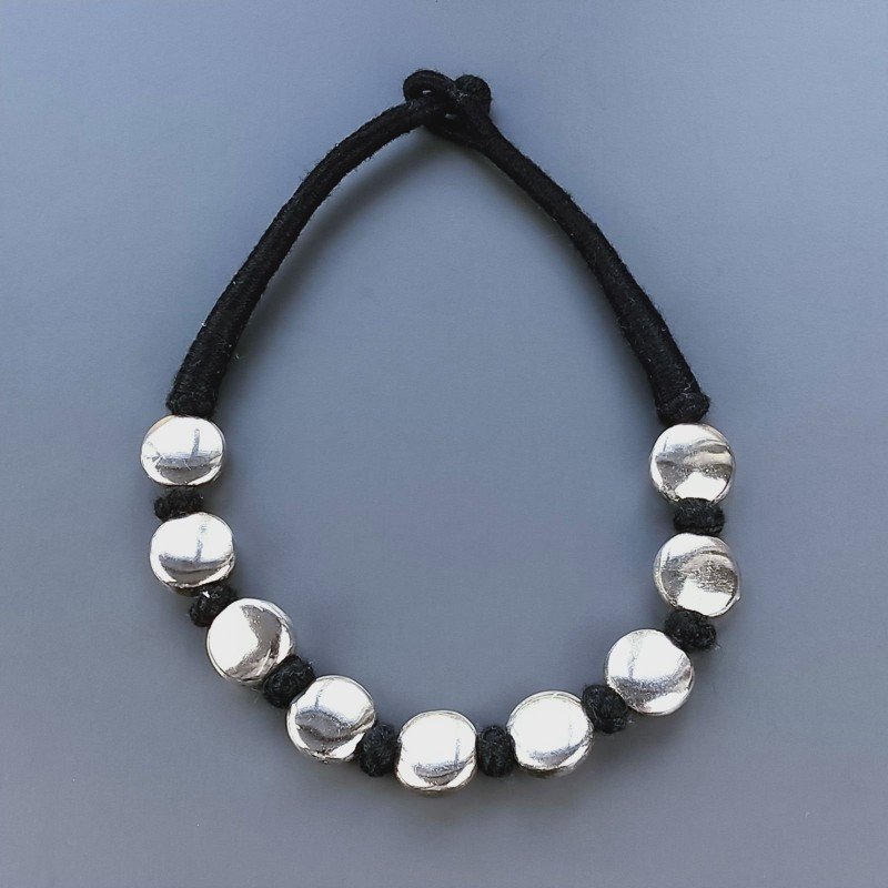Collana girocollo di seta indiana nera con ottone argentato tondo liscio piatto 20 mm