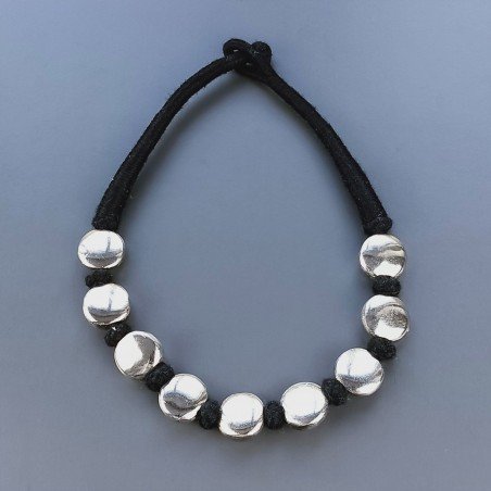 Collana girocollo di seta indiana nera con ottone argentato tondo liscio piatto 20 mm