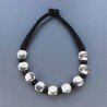 Collana girocollo di seta indiana nera con ottone argentato tondo liscio piatto 20 mm