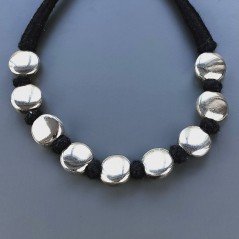 Collana girocollo di seta indiana nera con ottone argentato tondo liscio piatto 20 mm