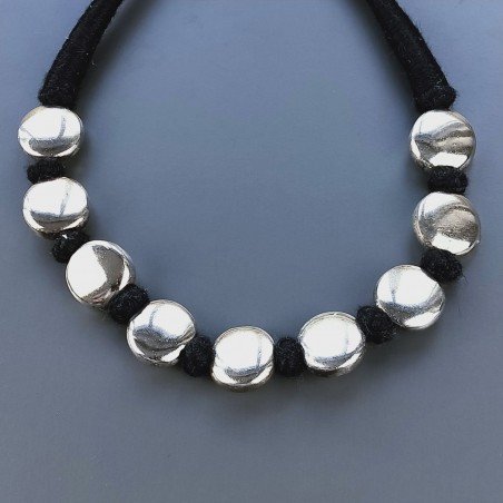 Collana girocollo di seta indiana nera con ottone argentato tondo liscio piatto 20 mm