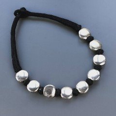 Collana girocollo di seta indiana nera con ottone argentato tondo liscio piatto 20 mm