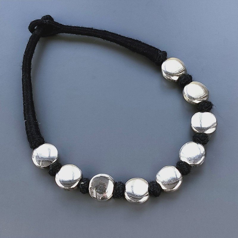 Collana girocollo di seta indiana nera con ottone argentato tondo liscio piatto 20 mm