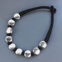 Collana girocollo di seta indiana nera con ottone argentato tondo liscio piatto 20 mm