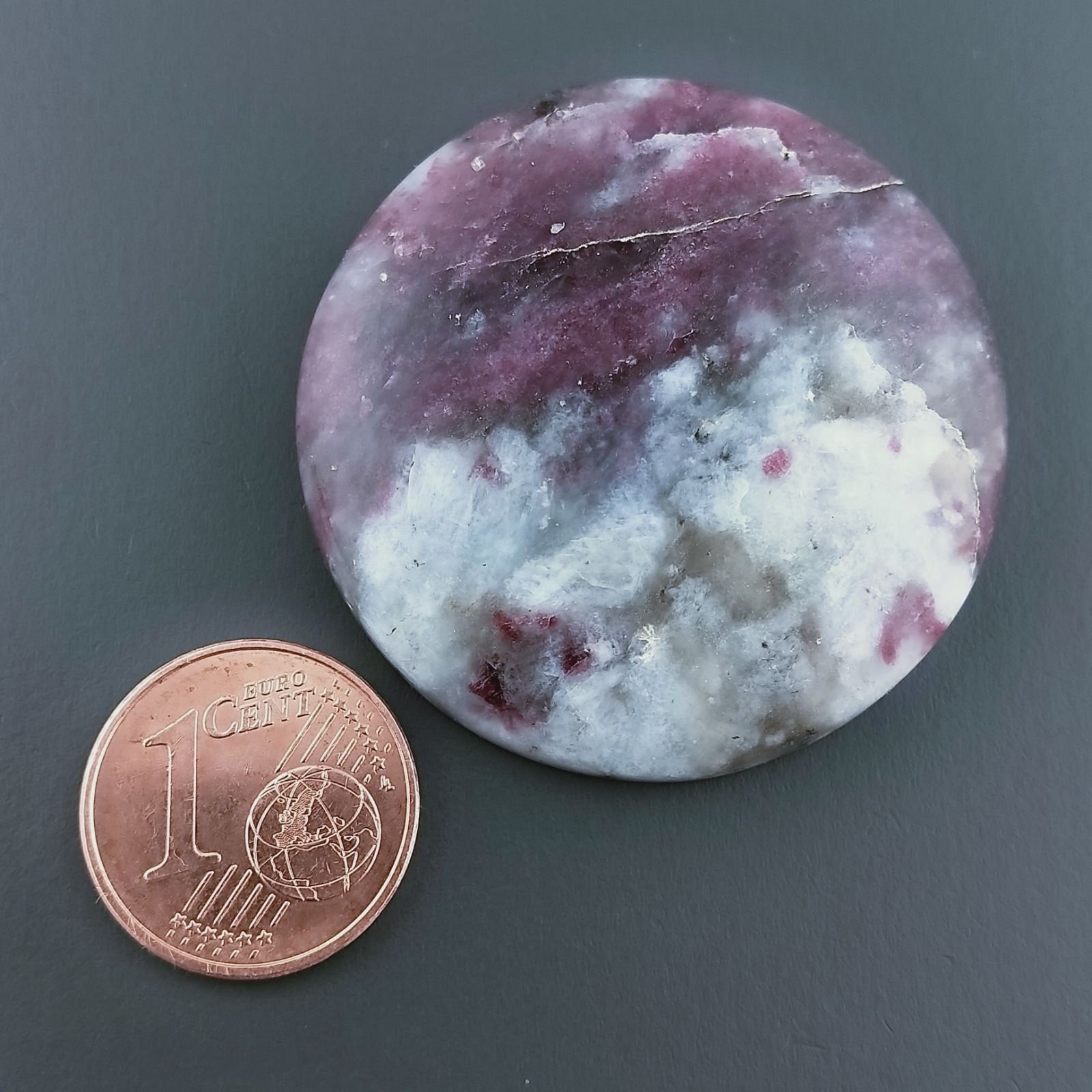Lepidolite Naturale Forma Tondo Piatto Cabochon Liscio Fatto a Mano 36X7mm 14,77gm 1pz