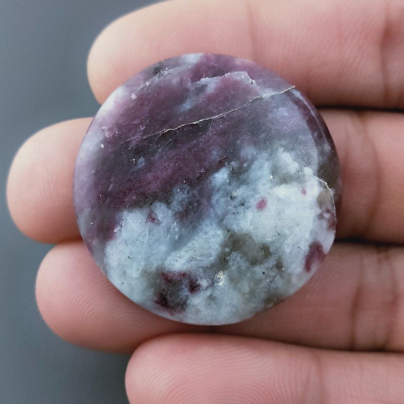 Lepidolite Naturale Forma Tondo Piatto Cabochon Liscio Fatto a Mano 36X7mm 14,77gm 1pz