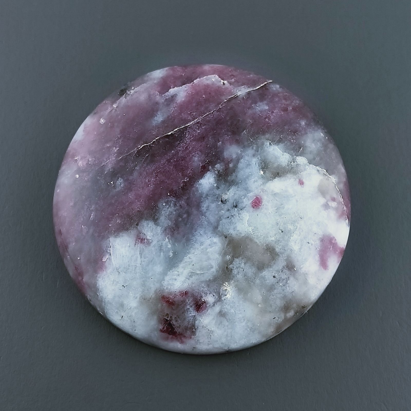 Lepidolite Naturale Forma Tondo Piatto Cabochon Liscio Fatto a Mano 36X7mm 14,77gm 1pz