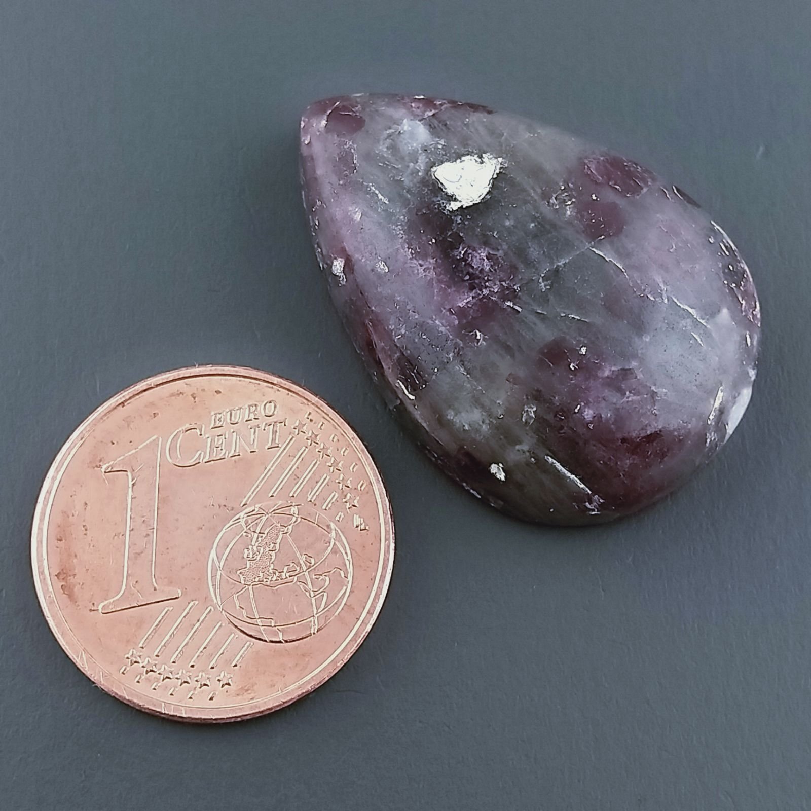 Lepidolite Naturale Forma Goccia Piatto Cabochon Liscio Fatto a Mano 24X17X6mm 4,50gm 1pz
