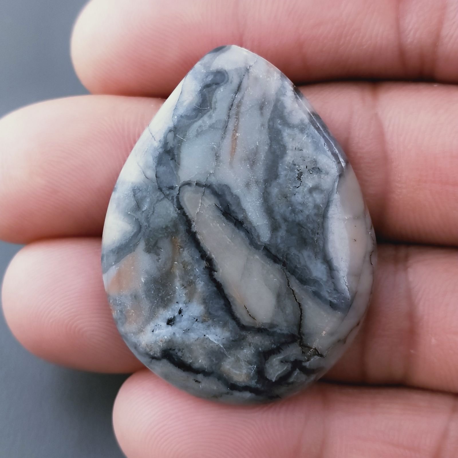 Diaspro Maligano Grigio Naturale Forma Goccia Piatto Cabochon Liscio Fatto a Mano 40X31X5mm 13,19gm 1pz