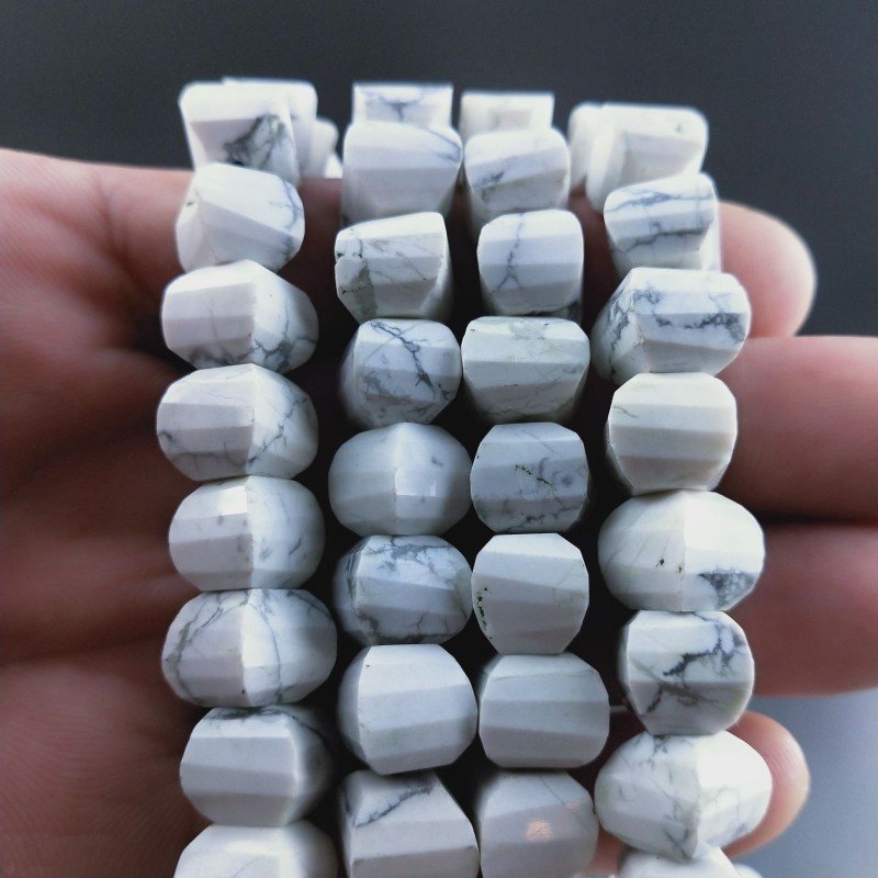 Aulite Bianca Naturale in Perline Forma Rondelle Twist Sfaccettato a Mano Foro Passante Aulite Bianca Naturale in Perline Forma Rondelle Twist Sfaccettato a Mano Foro Passante