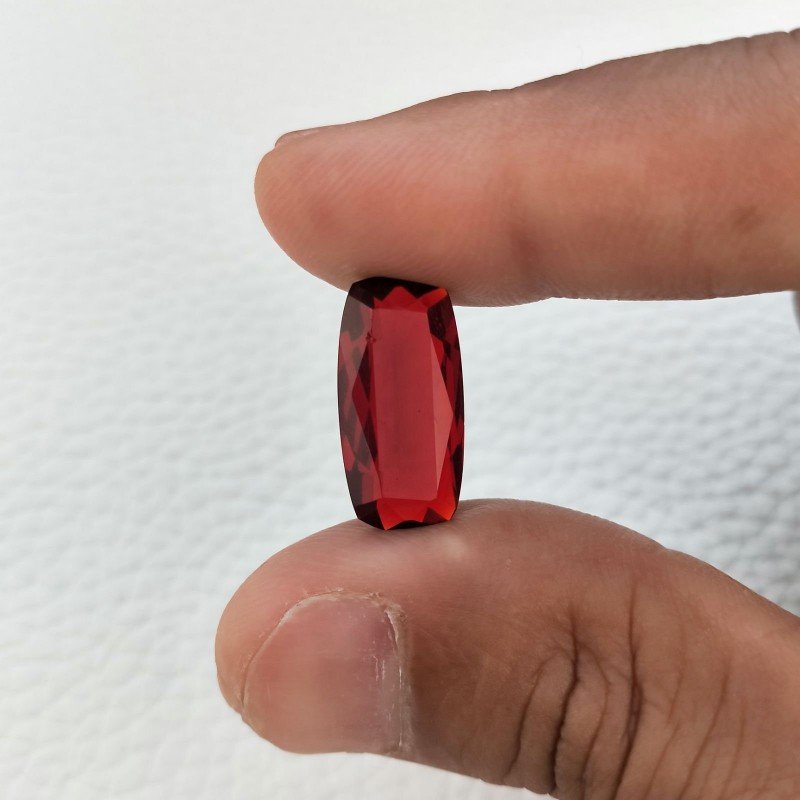 Gemma Sciolta di Quarzo Granato Idrotermale, Taglio Cuscino Sfaccettato a Mano, 19x9x5 mm, 6,90 ct