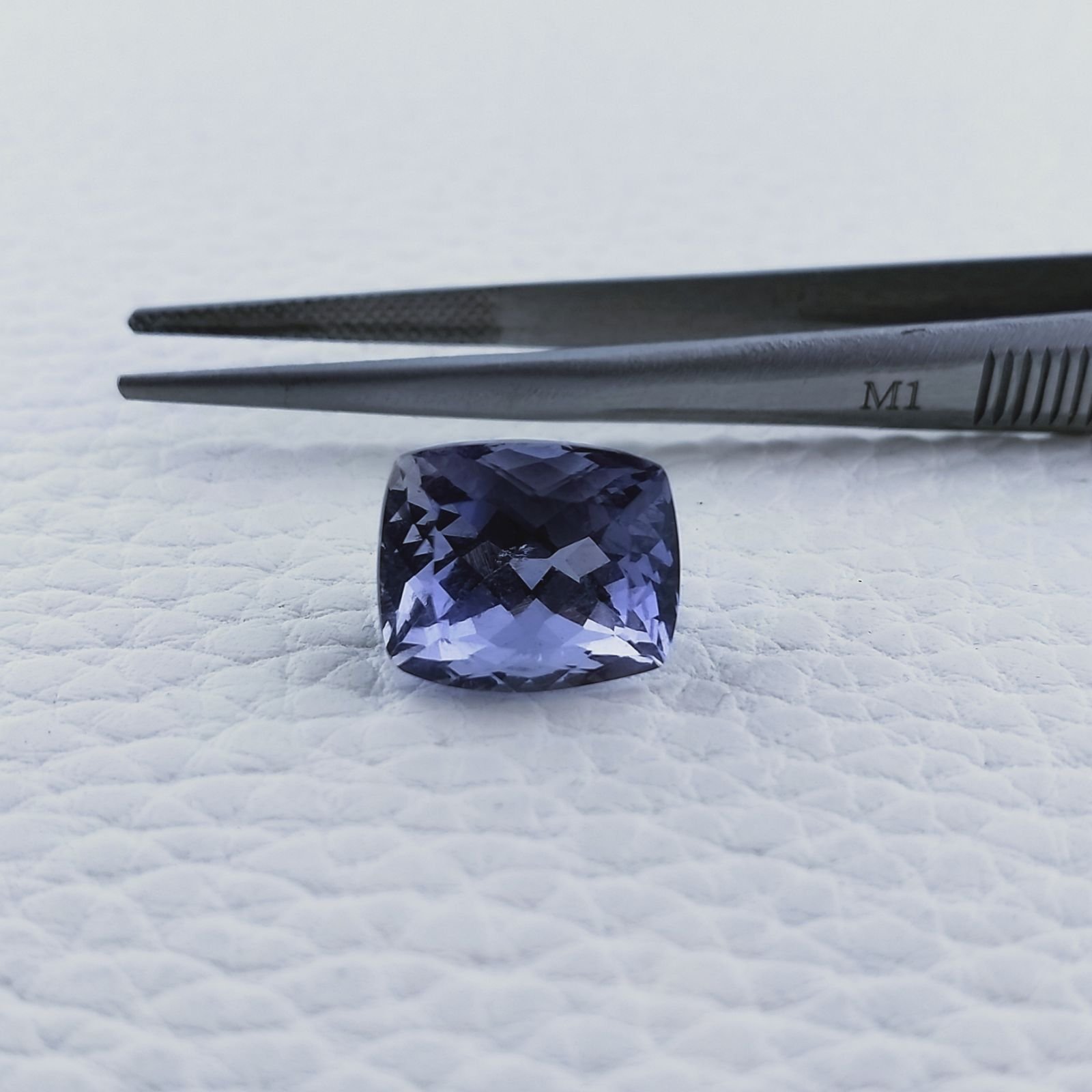 Iolite Naturale Taglio Cuscino Sfaccettata Fatto a Mano Gemma Sciolta 13X11X10mm 8,70 Carati 1pz