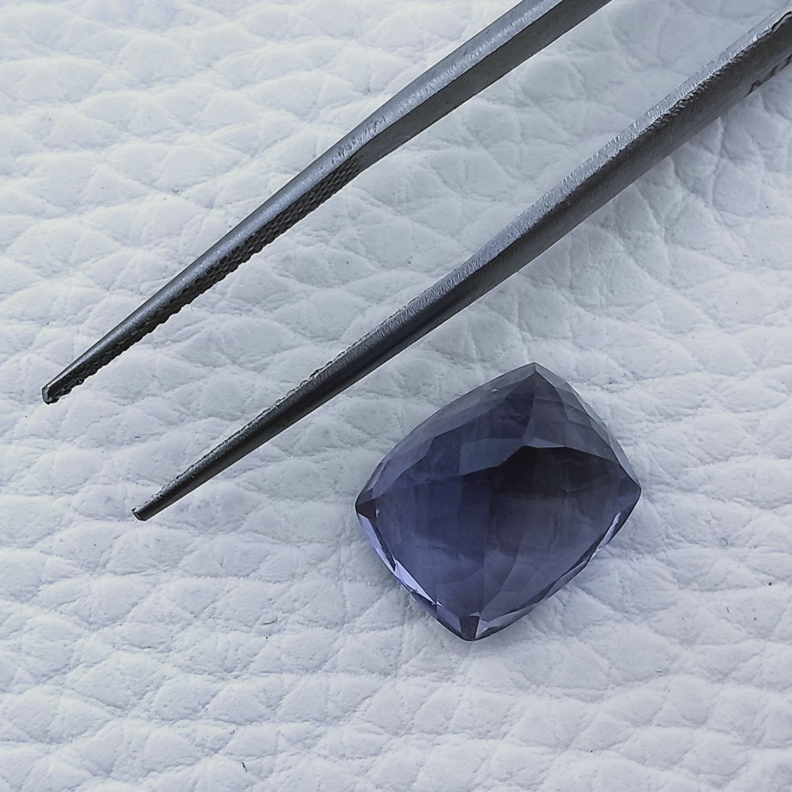 Iolite Naturale Taglio Cuscino Sfaccettata Fatto a Mano Gemma Sciolta 13X11X10mm 8,70 Carati 1pz