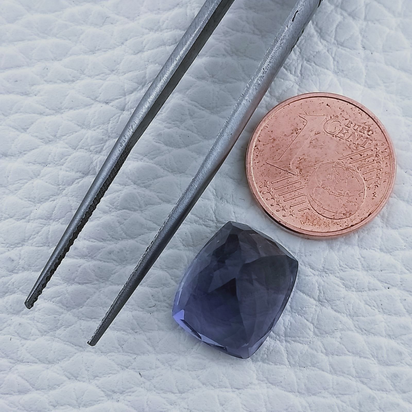 Iolite Naturale Taglio Cuscino Sfaccettata Fatto a Mano Gemma Sciolta 13X11X10mm 8,70 Carati 1pz