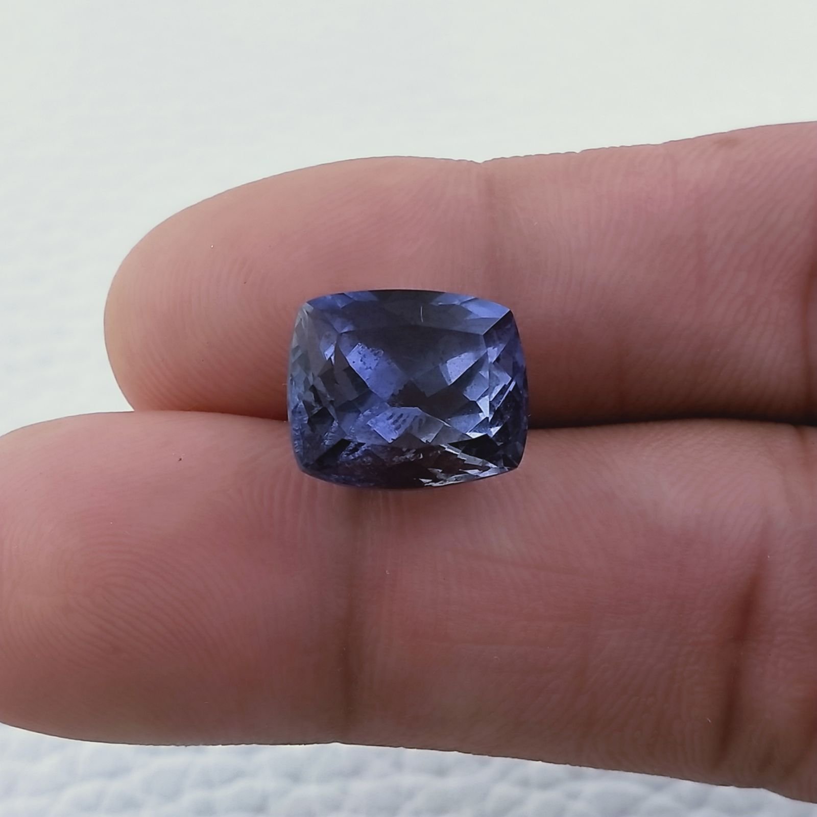 Iolite Naturale Taglio Cuscino Sfaccettata Fatto a Mano Gemma Sciolta 13X11X10mm 8,70 Carati 1pz