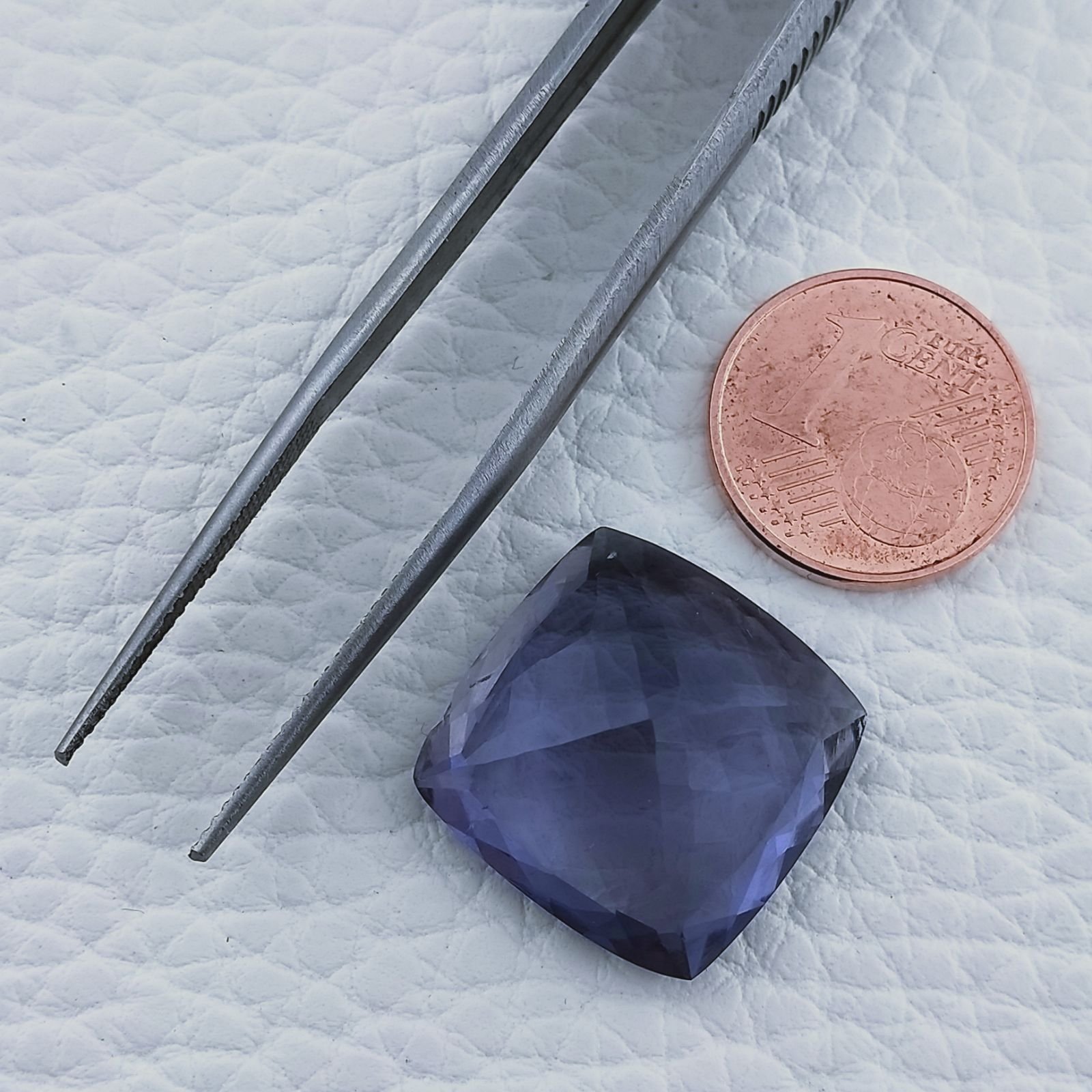 Iolite Naturale Taglio Cuscino Sfaccettata Fatto a Mano Gemma Sciolta 18X18X9,50mm 17,75 Carati 1pz