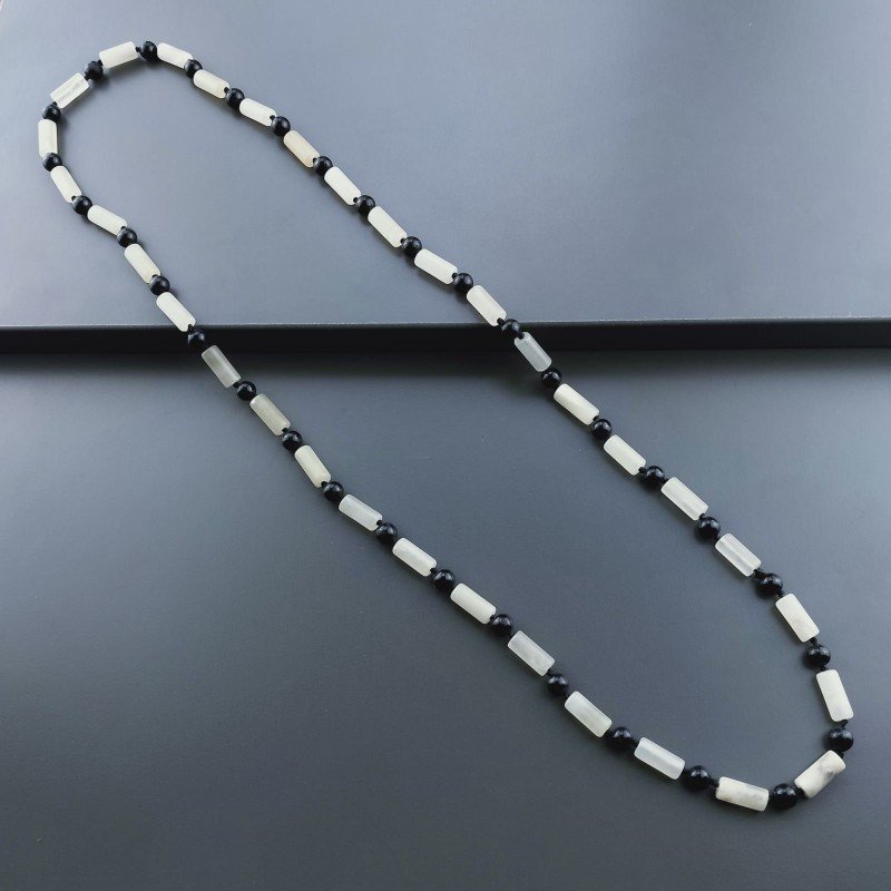 Collana giada naturale tubetti liaci 5x13 mm e agata nera sferica liscia 6 mm annodato