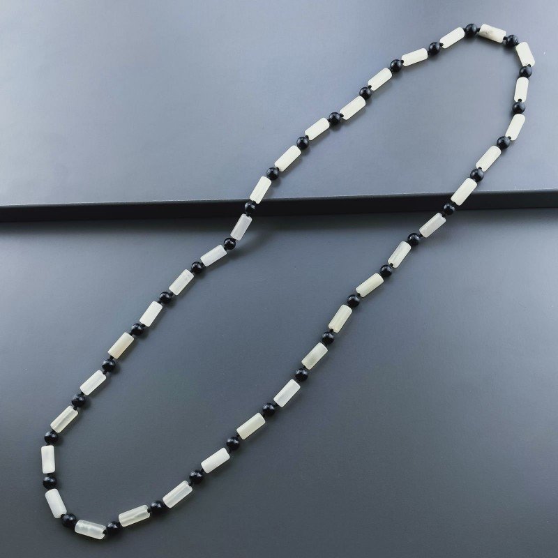 Collana giada naturale tubetti liaci 5x13 mm e agata nera sferica liscia 6 mm annodato