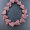 Pietra Lavica Rosso Porpora in Perline Forma Triangolo Piatto Liscio Foro Passante 24mm