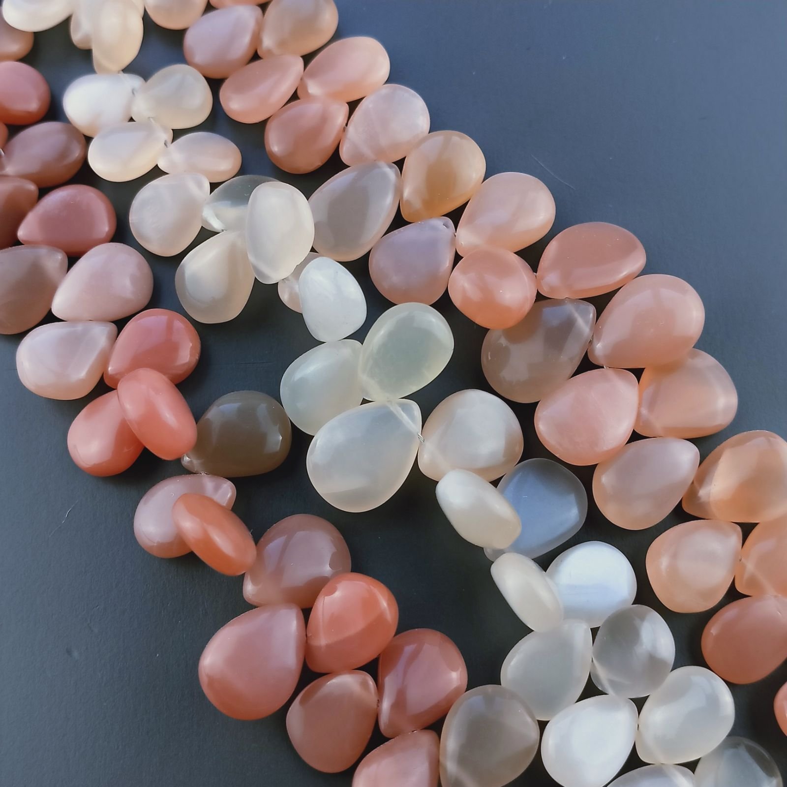 Pietra Di Luna Beige Rosa Naturale in Perline Forma Goccia Piatto Liscio a Mano Foro Laterale