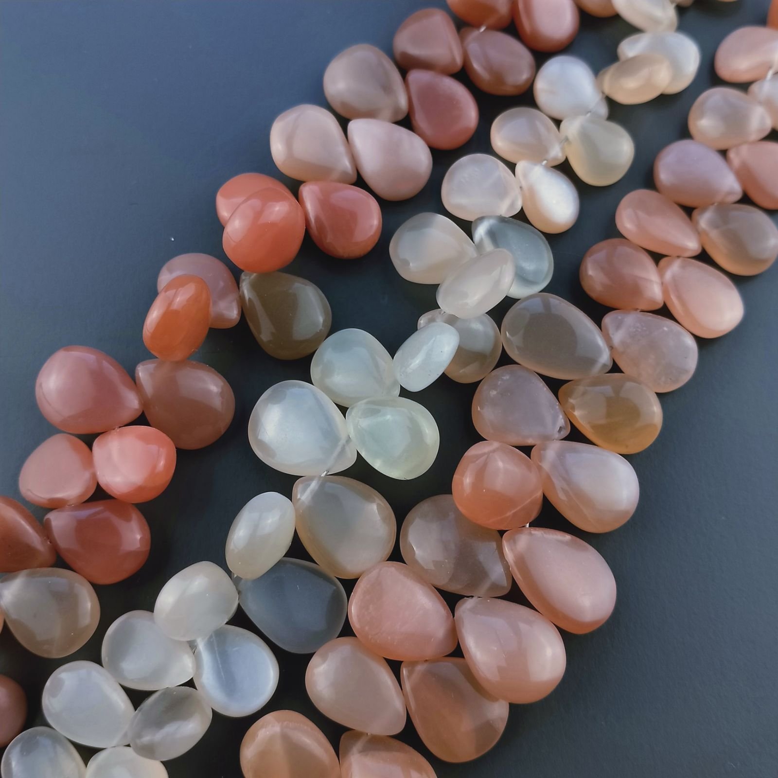 Pietra Di Luna Beige Rosa Naturale in Perline Forma Goccia Piatto Liscio a Mano Foro Laterale