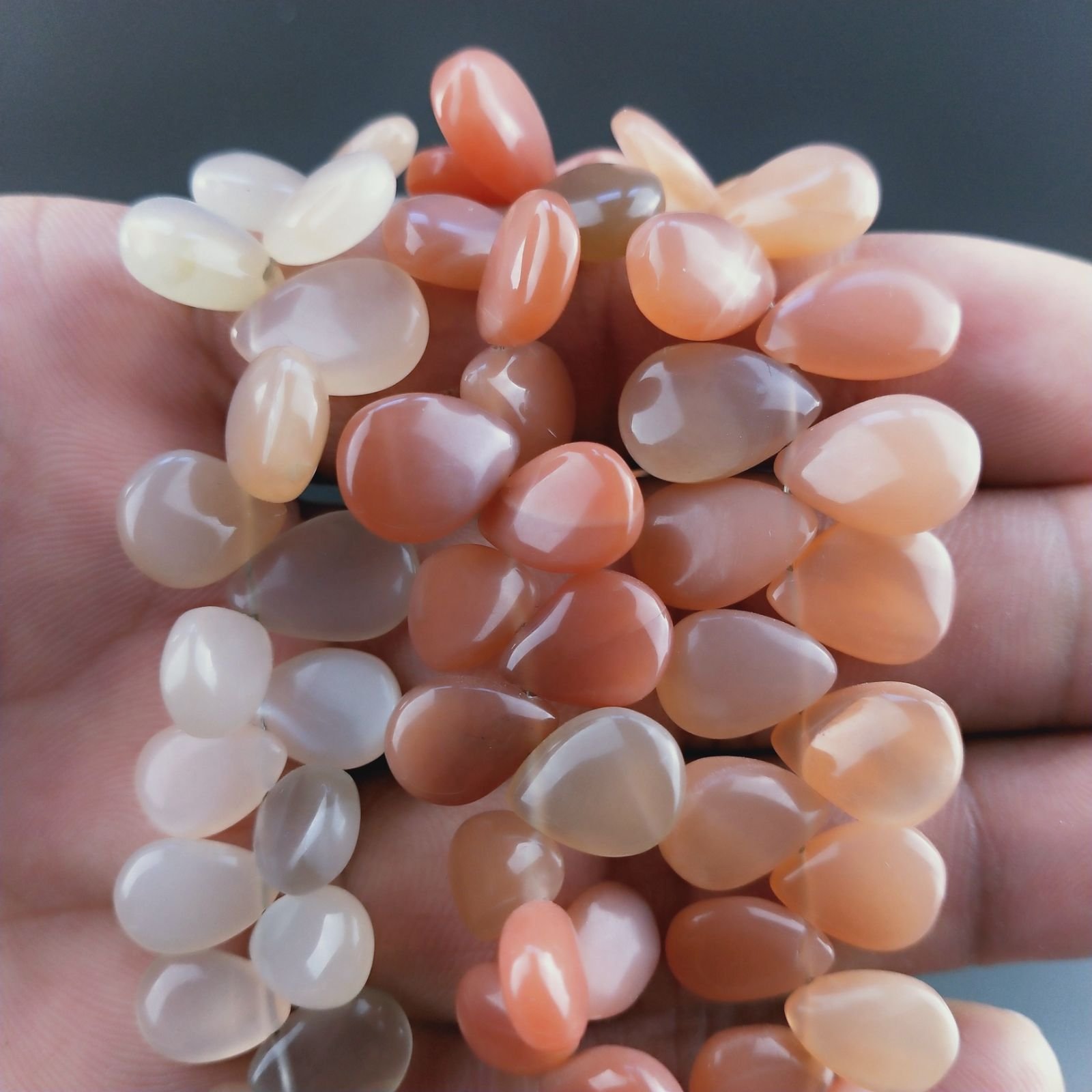 Pietra Di Luna Beige Rosa Naturale in Perline Forma Goccia Piatto Liscio a Mano Foro Laterale