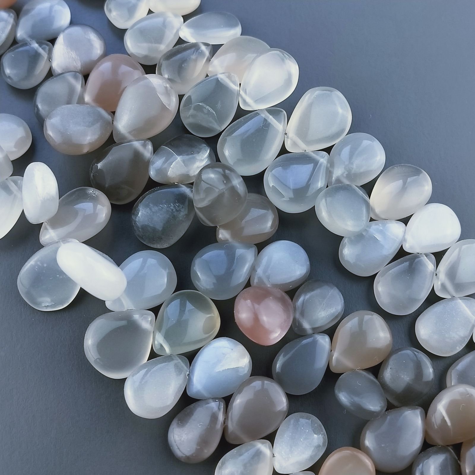 Pietra Di Luna Bianco Grigio Naturale in Perline Forma Goccia Piatto Liscio a Mano Foro Laterale