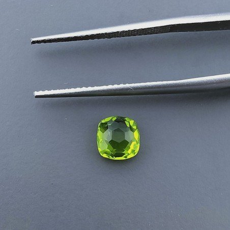 Peridoto Idrotermale Quadrata Briolette Sfaccettato A Mano 6X6X4mm 1,05CT