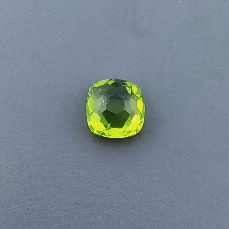 Peridoto Idrotermale Quadrata Briolette Sfaccettato A Mano 6X6X4mm 1,05CT
