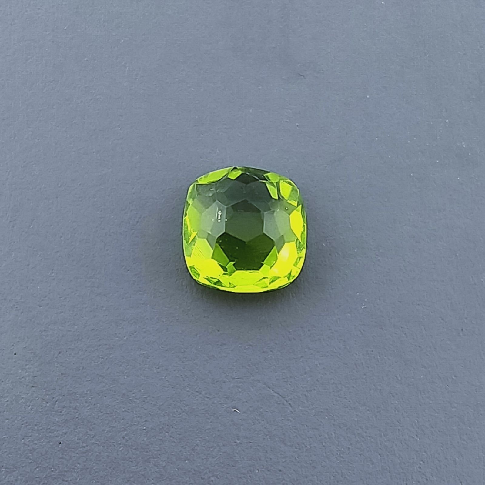 Peridoto Idrotermale Quadrata Briolette Sfaccettato A Mano 6X6X4mm 1,05CT