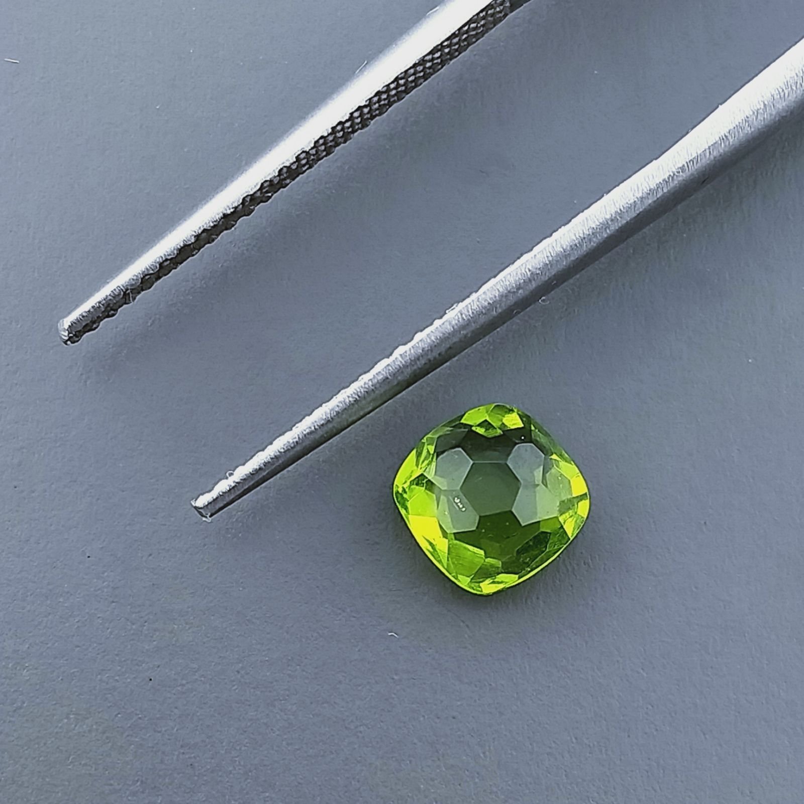 Peridoto Idrotermale Quadrata Briolette Sfaccettato A Mano 6X6X4mm 1,05CT