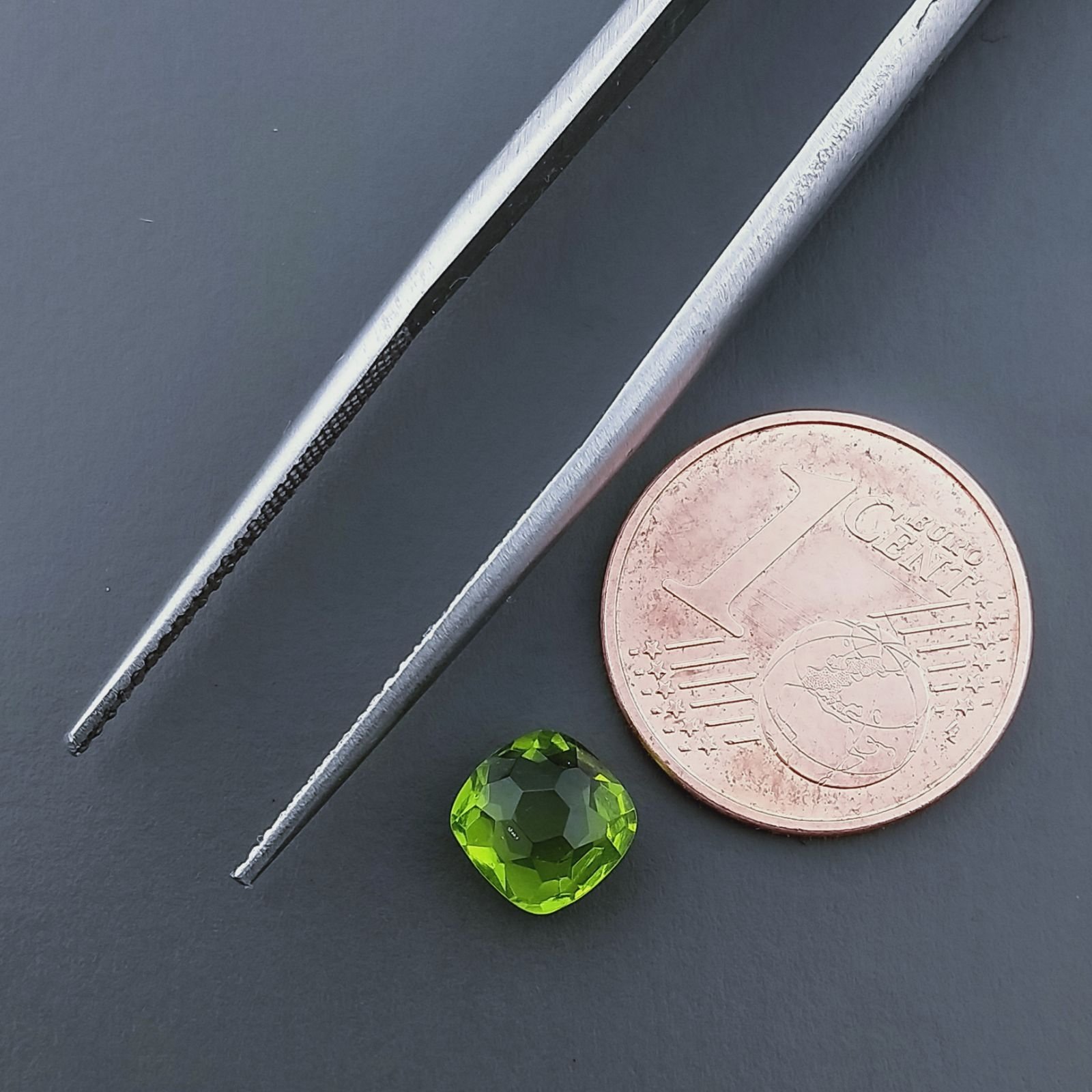 Peridoto Idrotermale Quadrata Briolette Sfaccettato A Mano 6X6X4mm 1,05CT
