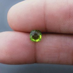 Peridoto Idrotermale Quadrata Briolette Sfaccettato A Mano 6X6X4mm 1,05CT